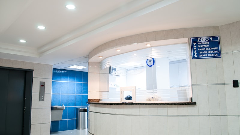 Sala de espera vacía de una clínica representando los no-shows en fisioterapia