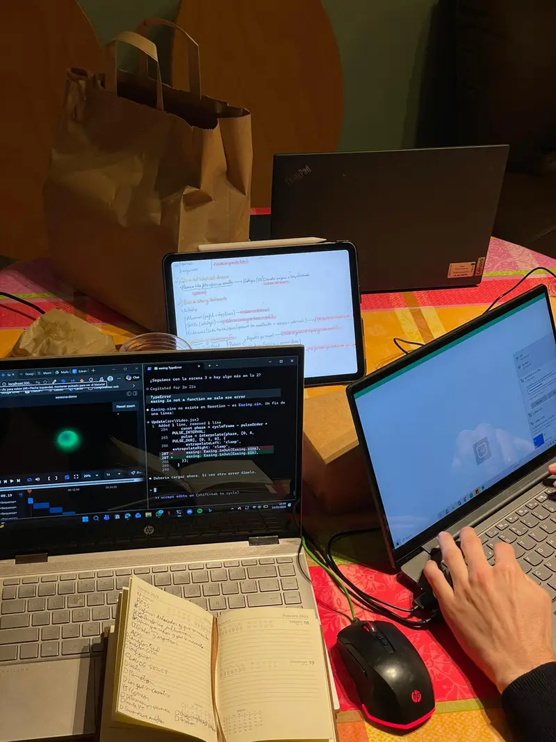 Sesión nocturna de desarrollo — múltiples pantallas